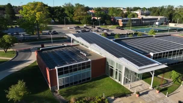 商业大学校园大楼 屋顶有太阳能电池板 可再生能源清洁电力主题 空中景观 — 图库视频影像
