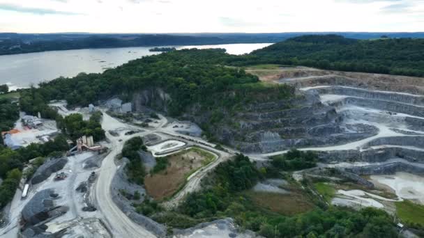 Abd Kireçtaşı Ocağı Amerika Nehir Kenarındaki Madencilik Endüstrisinin Havası — Stok video