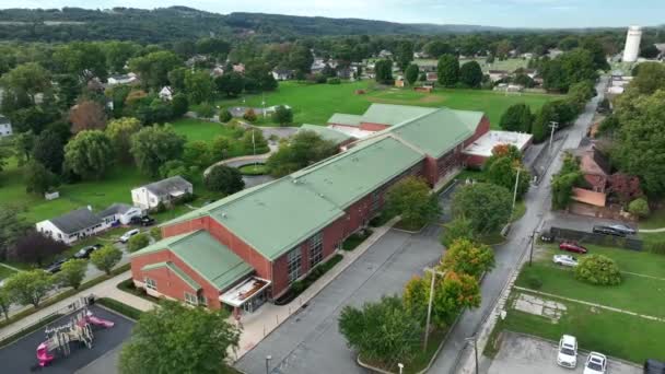 美国的学校建筑的空中 轨道揭示了美国的公共教育主题 — 图库视频影像
