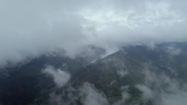 Vliegtuig Drone Voorwaarts Bewegend Schot Witte Wolken Passeren Bergketen Bedekt — Stockvideo