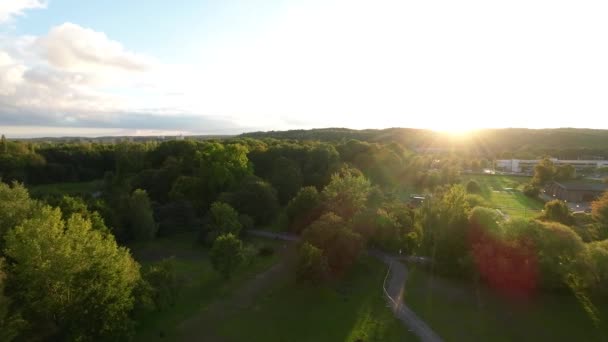 Jasne Słońce Świecące Nad Zielonymi Drzewami Wsią Orłowie Gdynia Polska — Wideo stockowe