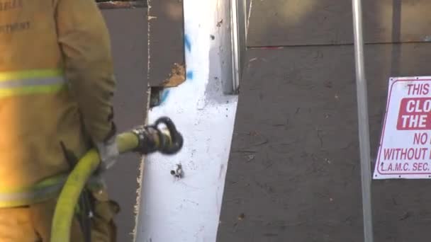 消防软管喷水着火 — 图库视频影像