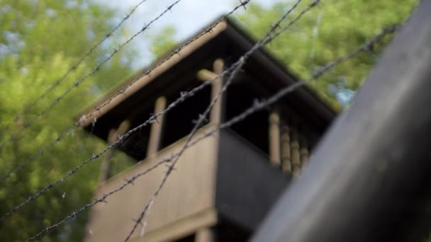 Taggtråd Staket Nära Håll Med Trä Vakttorn Nazistiska Lägret Andra — Stockvideo