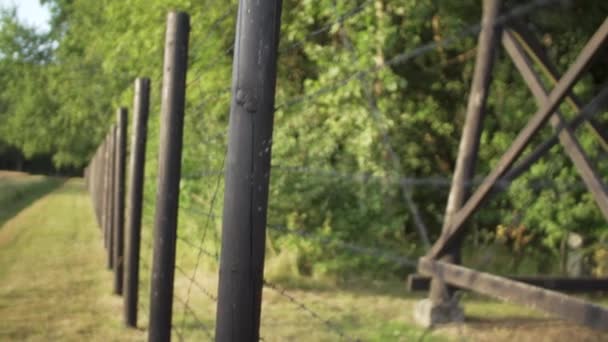 第二次世界大戦中のユダヤ人収容所の収容所 木製のガードタワーと有刺鉄線フェンスの眺め — ストック動画