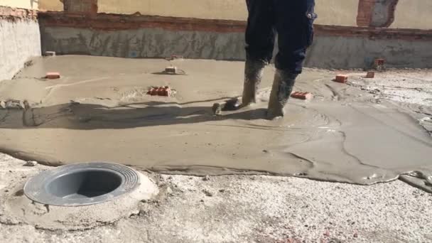 Bauarbeiter Legen Auf Einer Baustelle Leichtbeton Auf Ein Dach Mann — Stockvideo