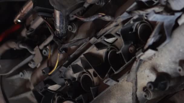 汽车机械师从汽车发动机上拆卸火花塞的垂直视频格式 — 图库视频影像