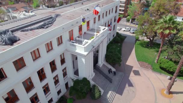 Vista Aérea Drone Edifício Colonial Prefeitura Uoa Com Bandeira Chilena — Vídeo de Stock