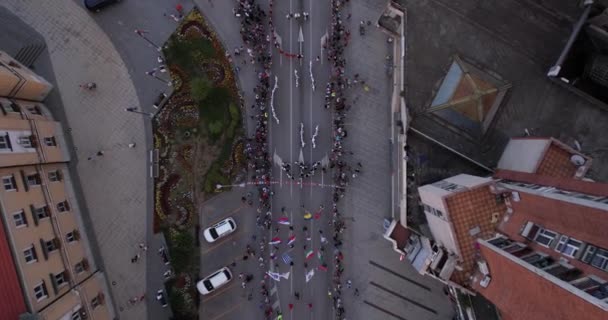 Vista Aérea Crianças Dançando Rua Constantes Tradicionais Com Bandeiras Onduladas — Vídeo de Stock