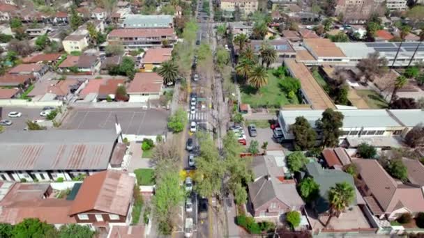 Vista Aérea Uma Avenida Com Casas Cobertas Azulejos Com Árvores — Vídeo de Stock