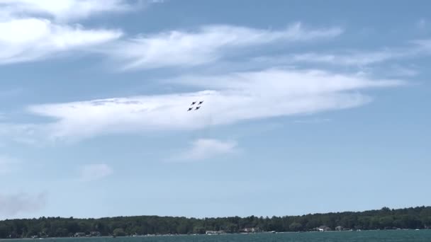 4架蓝色天使喷气式飞机编队飞越密歇根州特拉弗斯市的大十字湾 — 图库视频影像