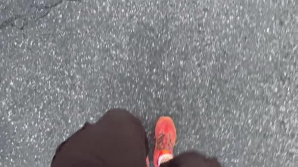 Mężczyzna Chodzący Pomarańczowych Butach Turystycznych Czarnych Spodenkach Widokiem Góry Patrząc — Wideo stockowe