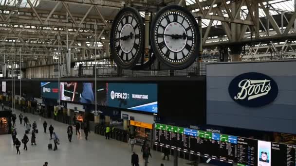 Let Get Home Waterloo Station Лондон Великобритания — стоковое видео