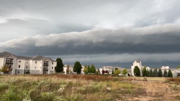 Doğu Lansing Michigan Daki Apartman Tarlalarda Fırtına Bulutları Yavaş Çekimde — Stok video