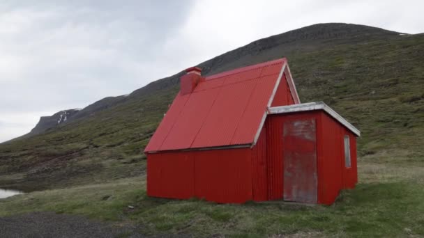 Pequeña Casa Roja Islandia Rural Con Video Gimbal Avanzando Cámara — Vídeos de Stock