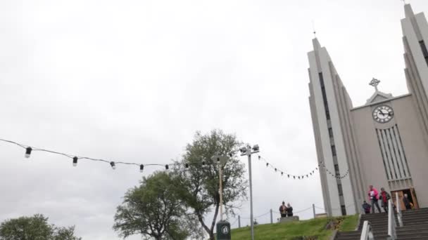 Akureyri Island Kyrkan Exteriör Med Video Panorering Från Vänster Till — Stockvideo