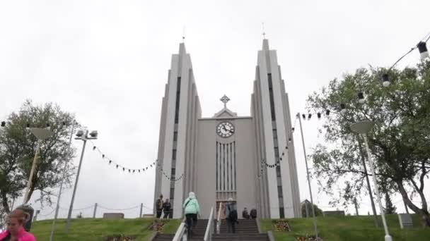 Akureyri Islandia Iglesia Exterior Con Vídeo Gimbal Caminando Hacia Adelante — Vídeo de stock