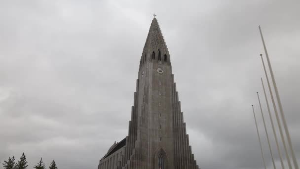 Hallgrmskirkja Iglesia Reyjkavik Islandia Con Timelapse Video Nubes — Vídeos de Stock