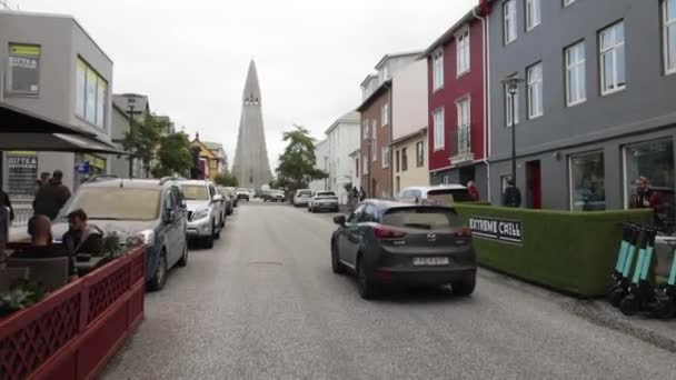 Centro Reykjavik Islandia Con Coche Conduciendo Calle Video Gimbal Caminando — Vídeos de Stock