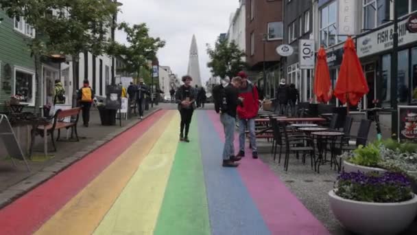Rainbow Street Reykjaviku Islandia Ludźmi Chodzącymi Gimbal Video Walking — Wideo stockowe