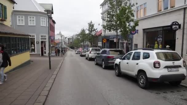 Downtown Reykjavik Islândia Com Carros Estacionados Rua Pessoas Andando Com — Vídeo de Stock