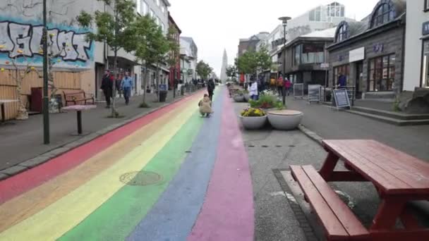 Rainbow Street Reykjavik Islandia Con Gente Caminando Con Video Gimbal — Vídeos de Stock
