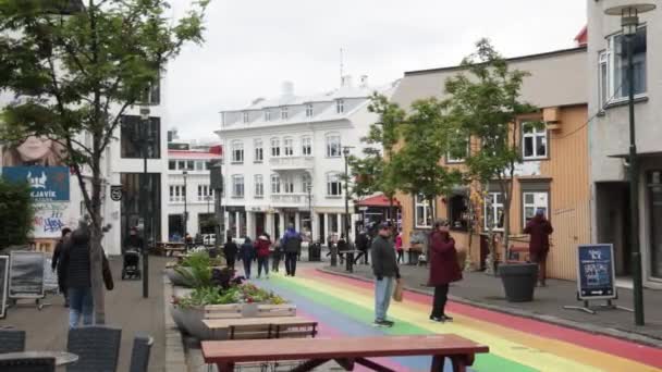 Reykjavik Zlanda Gökkuşağı Sokağı Nda Insanlar Yürüyor Videoları Sabit — Stok video