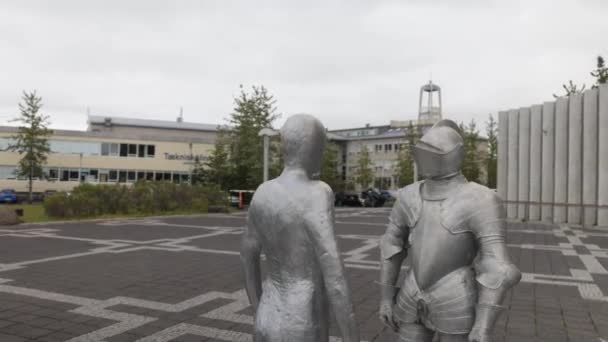 Estatuas Fuera Iglesia Hallgrmskirkja Reykjavk Islandia Con Video Gimbal Dando — Vídeos de Stock