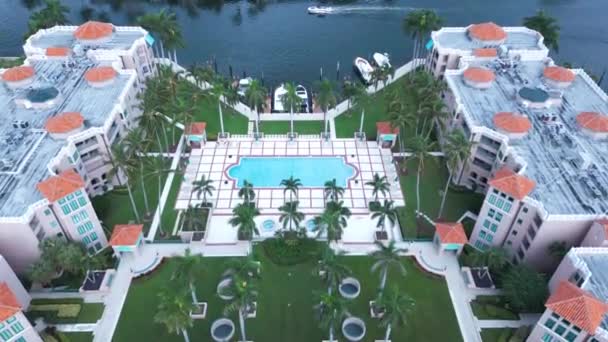 美国佛罗里达州Boca Raton 高档度假村 湖边公寓楼 游泳池及船坞的空中景观 — 图库视频影像