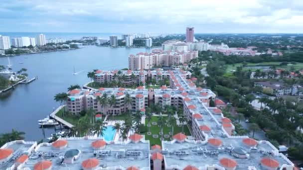 Luchtfoto Van Boca Raton Resort Modern Condominium Complex Bij Lakefront — Stockvideo