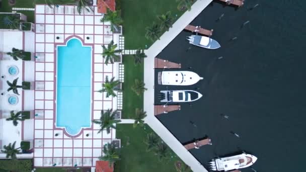 Birdeye Uitzicht Vanuit Lucht Aangemeerde Boten Zwembad Park Boca Resort — Stockvideo