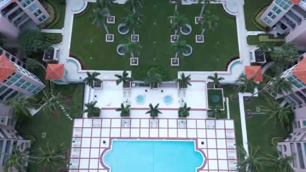 Luftaufnahme Der Modernen Gehobenen Eigentumswohnung Komplex Pool Und Dock Boca — Stockvideo