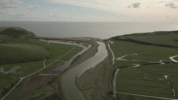 Pohled Cuckmere Valley Řeku Cuckmere Která Klikatí Moři Poblíž Eastbourne — Stock video