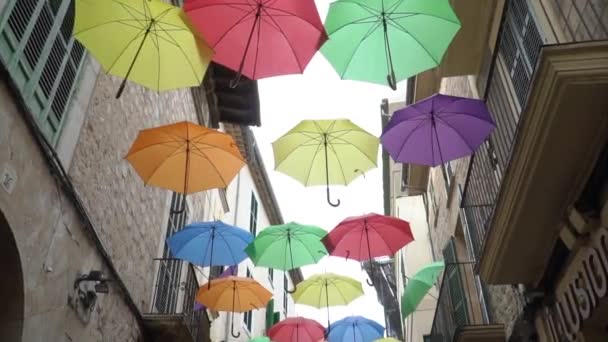 Kolorowe Parasole Niebie Dekoracja Ulicy Parasole Wiszą Nad Starymi Ulicami — Wideo stockowe