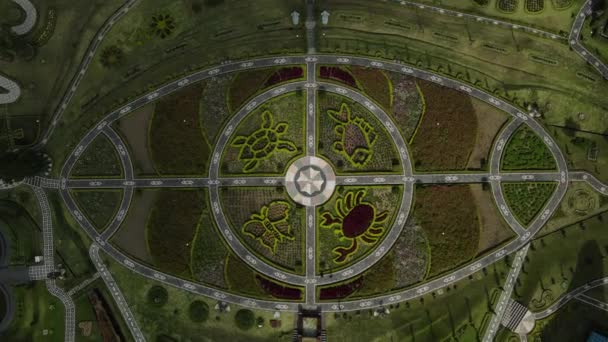 Top Aerial View Fairy Tale Gardens Mönster Fontän Och Blommande — Stockvideo