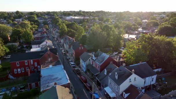 Intensive Sonneneinstrahlung Über Der Städtischen Nachbarschaft Häuser Säumen Die Wohnstraße — Stockvideo