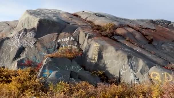Graffitied Rocks Churchill Manitoba Canada Shores Hudson Bay Truck Right — Stock Video