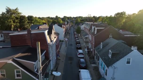 Einbahnstraße Gesäumt Von Reihenhäusern Bewegende Luftaufnahmen Auf Der Straße Starker — Stockvideo