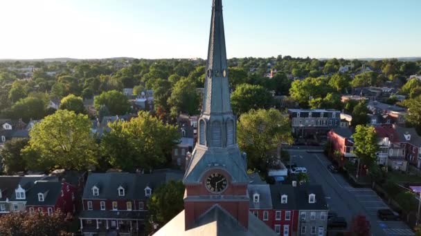 Ortodoksinen Kirkko Jossa Kultainen Risti Tornin Päällä Aerial Nouseva Laukaus — kuvapankkivideo