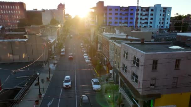 Streng Aufgehende Sonne Die Durch Städtische Gebäude Scheint Autos Und — Stockvideo