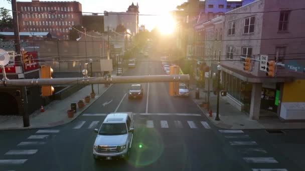 Vozidla Křižovatce Intenzivní Sluneční Světlo Mezi Budovami Městě Letecký Pohled — Stock video