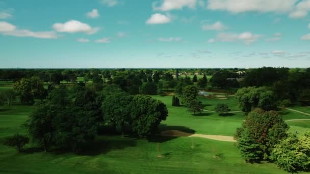 美国伊利诺伊州诺斯布鲁克市大型高尔夫俱乐部的空中无人驾驶飞机前进射击 该俱乐部有一个完整的18洞高尔夫球场 — 图库视频影像