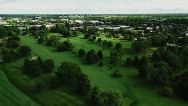 Flygdrönare Skjuten Över Vacker Golfklubb Northbrook Illinois Usa Stad Molnig — Stockvideo
