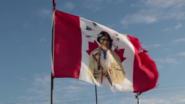 強い風が吹くカナダ先住民との旗チャーチル マニトバ北カナダ — ストック動画