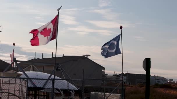 カナダとメティスの旗が風の遅い動きで吹いているチャーチルマニトバ北カナダ — ストック動画