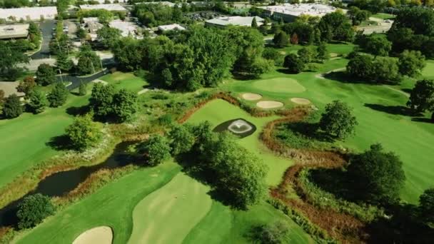 Drone Aéreo Girando Tiro Sobre Hermoso Club Golf Cubierto Vegetación — Vídeos de Stock
