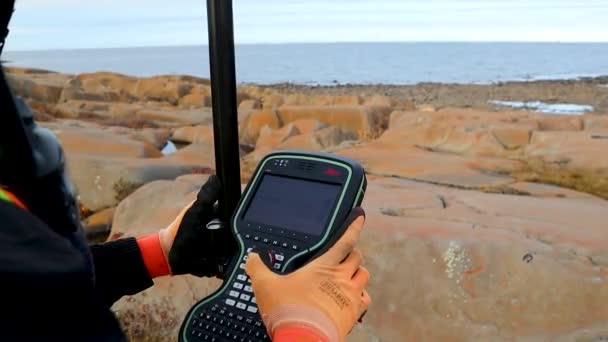 Földmérő Leica Gps Szel Hudson Bay Partjainál Churchill Manitoba Kanadában — Stock videók