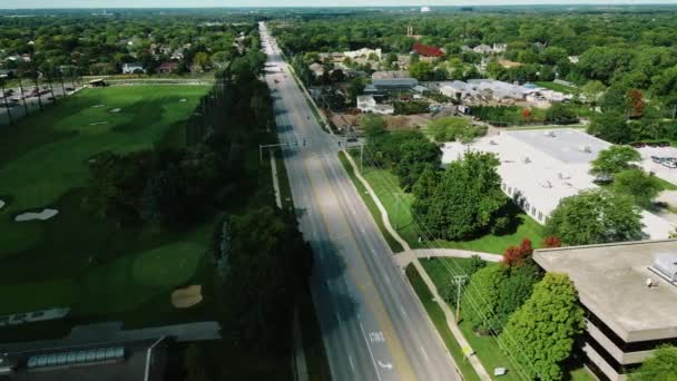 美国伊利诺伊州诺斯布鲁克的一家高尔夫俱乐部旁边的一条长公路上 一架无人驾驶飞机在白天盘旋 — 图库视频影像