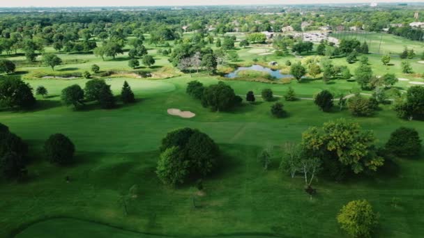 Drone Aérien Tournant Tourné Sur Club Golf Couvert Prairies Verdoyantes — Video