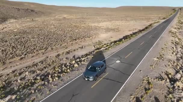 山々に囲まれた野生の美しいペルーの高速道路で車の後に撮影された映画のドローンは チバイにつながります — ストック動画