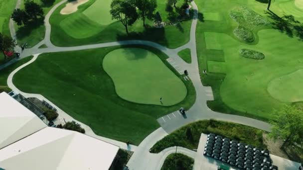 空中ドローンは 曇った日に米国イリノイ州ノースブルックのゴルフコースの横のクラブハウスで撮影されました — ストック動画